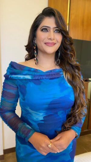 Neha Saxena Instagram - #makeup #hair for gorgeous @nehasaxenaofficial  #makeupartist  @shoshank_makeup wearing @fadindiaaa earrings 💝