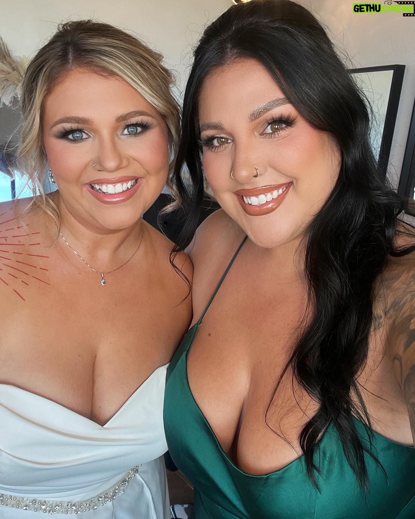 Nicole Faulkner - 6K Likes - Wedding Season continues in South Dakota w/ my beautiful bride 💒
Hair by @styledbykd
Makeup by me