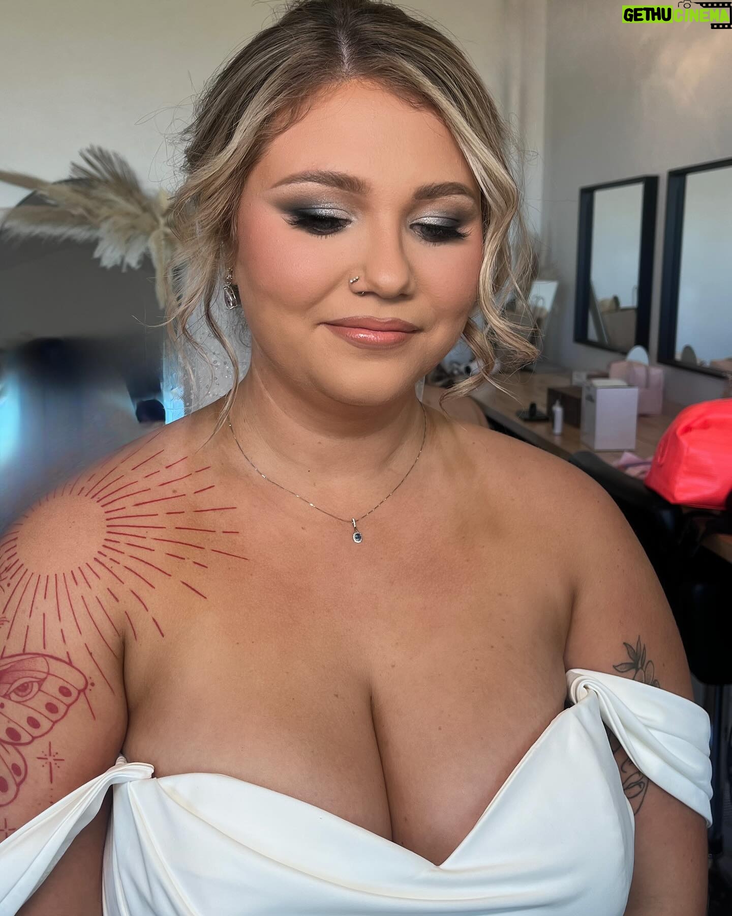 Nicole Faulkner - 6K Likes - Wedding Season continues in South Dakota w/ my beautiful bride 💒
Hair by @styledbykd
Makeup by me