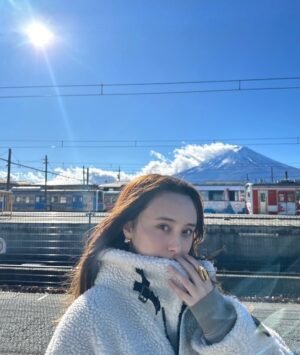 Nicole Ishida Instagram - Hello 2025!

新年明けましたね。

今年は今まで自分の中の経験や気持ちを
たくさん発信していけたらなと思います。

精進していきますのでみなさまどうぞ
本年度もよろしくお願いします。

みなさまにとってこの２０２５年が
素敵な一年になりますように。

This year, I want to share more of my experiences and feelings.
I’ll keep working hard, so I hope for your support again this year!

Wishing you all the best this year!

#2025
#mtfuji