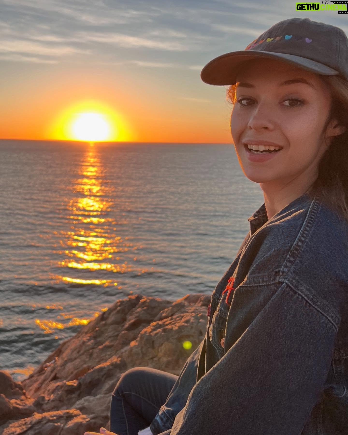 Nicole Maines - 13.7K Likes - Ew, gross, sunset photos, gay.
#imeantgayasinstupidandbad
🌅📸: @scottyjok
