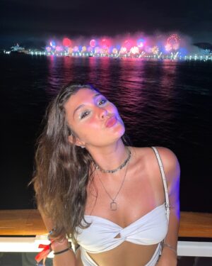 Nicole Orsini Instagram - FELIZ ANO NOVOOO 🤍 que 2025 traga ainda mais conquistas e realizações pra todos nós e momentos bons pra aproveitarmos com quem a gente ama ✨✨✨ 
@reveillonemaltomar @promoacaooficial 
1/365
look @donabetta
