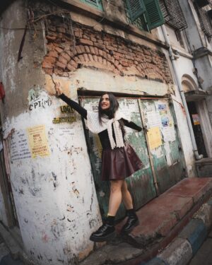 Nikhita Gandhi Instagram - Just a Cal girl doing Cal things ♥️💃🏻

📷 @shotbyviper 

#kolkata #kolkatadiaries #kolkataphotography #winter #winterfashion #winteroutfit #wintervibes #hometown #calcutta #bengal #streetphotography #nikhitagandhi #christmas #christmastime