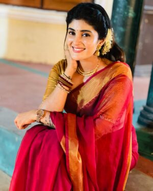 Nimeshika Radhakrishnan Instagram - 💫🪔🪔🪔💫🩶🤍 captured by : @preethikumar_official