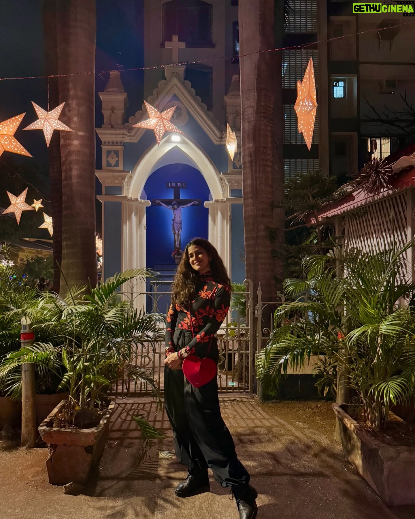 Nimrat Kaur - 41.6K Likes - Annual Christmas tradition, walking through Ranwar Village with love and lights all around…🎄♥️ Merry Christmas and happy holidays all ✨