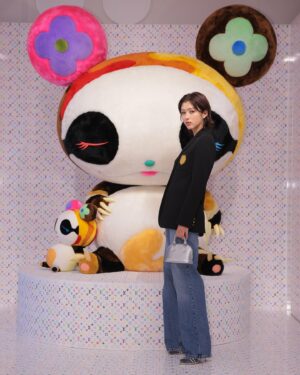 Ninon Instagram - LOUIS VUITTON × MURAKAMIポップアップストアが、2025年1月2日（木）から26日（日）まで期間限定で原宿にオープン🌼🌸🌺🌝
最新コレクションを公式サイトでもチェックしてみてね

#LVxMurakami
#LouisVuitton
#LVFashion
#InvitedbyLouisVuitton
#pr