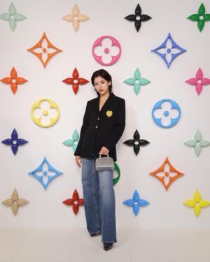 Ninon Instagram - LOUIS VUITTON × MURAKAMIポップアップストアが、2025年1月2日（木）から26日（日）まで期間限定で原宿にオープン🌼🌸🌺🌝
最新コレクションを公式サイトでもチェックしてみてね

#LVxMurakami
#LouisVuitton
#LVFashion
#InvitedbyLouisVuitton
#pr
