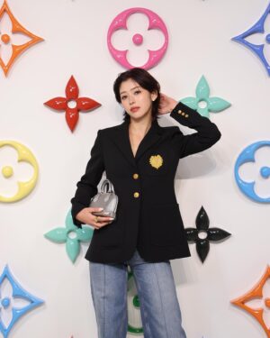 Ninon Instagram - LOUIS VUITTON × MURAKAMIポップアップストアが、2025年1月2日（木）から26日（日）まで期間限定で原宿にオープン🌼🌸🌺🌝
最新コレクションを公式サイトでもチェックしてみてね

#LVxMurakami
#LouisVuitton
#LVFashion
#InvitedbyLouisVuitton
#pr