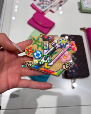 Ninon Instagram - LOUIS VUITTON × MURAKAMIポップアップストアが、2025年1月2日（木）から26日（日）まで期間限定で原宿にオープン🌼🌸🌺🌝
最新コレクションを公式サイトでもチェックしてみてね

#LVxMurakami
#LouisVuitton
#LVFashion
#InvitedbyLouisVuitton
#pr