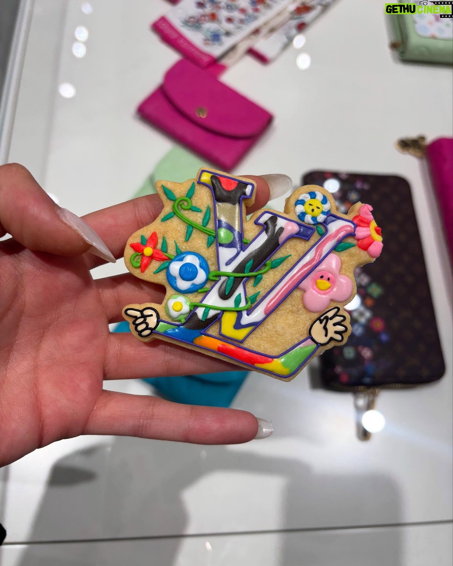 Ninon - 53.9K Likes - LOUIS VUITTON × MURAKAMIポップアップストアが、2025年1月2日(木)から26日(日)まで期間限定で原宿にオープン🌼🌸🌺🌝
最新コレクションを公式サイトでもチェックしてみてね
#LVxMurakami
#LouisVuitton
#LVFashion
#InvitedbyLouisVuitton
#pr
