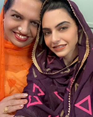 Nisha Bano Instagram - Happy birthday Mamy 🎂❤️🫶🏻 rab bhut lamiya umar deve Sonu thandrustiya deve khushiya deve meri umar v Sonu lagge ❤️bus rab menu meri maa to alag na kare kadde 🙏🏻🙏🏻🙏🏻 Thanku menu eh duniya dekhaun lai mere har dukh ch mera sath den lai n aap ane dukh leke V ani strong banke mere nal khadde. Rehan lai I am proud of you 🫶🏻❤️ happy birthday love u a lot