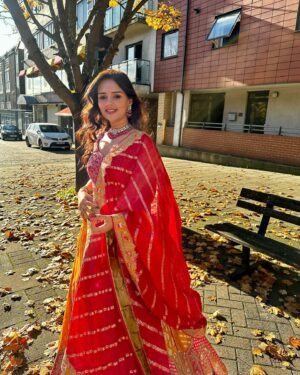 Nishi Saxena Instagram - London, but make it desi and glam!🇬🇧
.
.
Wearing @pratibhasarees