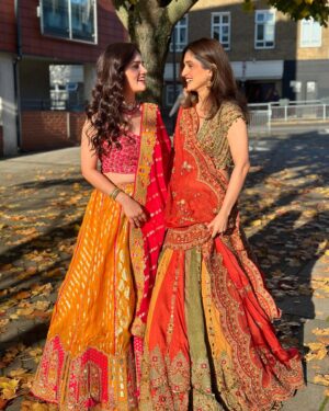 Nishi Saxena Instagram - London, but make it desi and glam!🇬🇧
.
.
Wearing @pratibhasarees