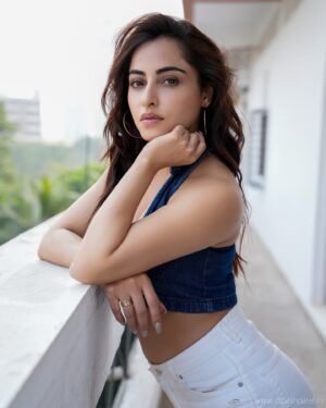 Niyati Fatnani Instagram - Magical in the merry szn 🎄🎅✨❤️🦄

Shot by: @dipeshpatel_photography 
MUA: @sunnyroyy_official 

#christmas #portraits #magical #love #niyatifatnani