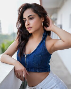 Niyati Fatnani Instagram - Magical in the merry szn 🎄🎅✨❤️🦄

Shot by: @dipeshpatel_photography 
MUA: @sunnyroyy_official 

#christmas #portraits #magical #love #niyatifatnani
