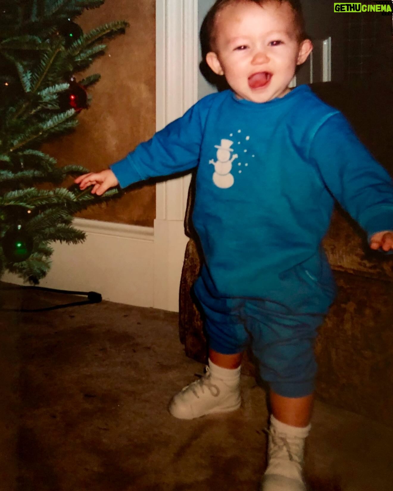 Noah Cyrus - 175.4K Likes - wish i could grow up with all of you one more time.
25 …
my thoughts and prayers go to all effected by the fires here in los angeles