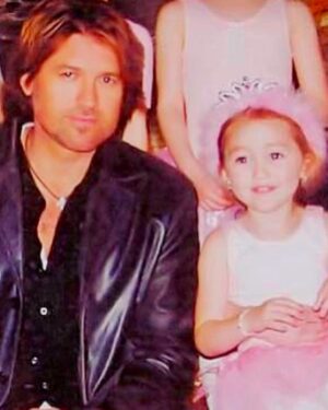 Noah Cyrus Instagram - wish i could grow up with all of you one more time. 

25 …

 my thoughts and prayers go to all effected by the fires here in los angeles