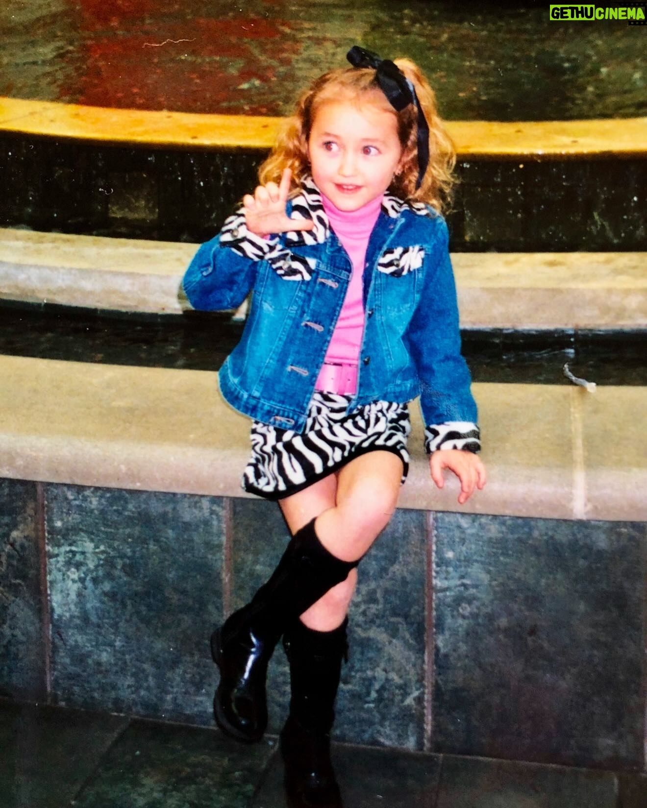 Noah Cyrus - 175.4K Likes - wish i could grow up with all of you one more time.
25 …
my thoughts and prayers go to all effected by the fires here in los angeles