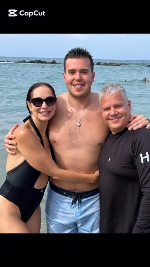 Nohely Arteaga Instagram - Y nos tocó despedir a nuestro amado hijo Jr de vuelto a sus actividades en otro país sabemos, que está bien pero lo extrañamos siempre ❤️

Momentos compartidos maravillosos , 
te haz convertido en un tio-padrino muy Especial!

Para despedirte y llenarte de bendiciones que mejor escenario que la playa 😍

Nos vemos pronto 😃🙏
Te Amamos y te llenamos de luz y bendiciones 🥰❤️🥰
@hperezpereira y yo ❤️❤️❤️❤️❤️❤️