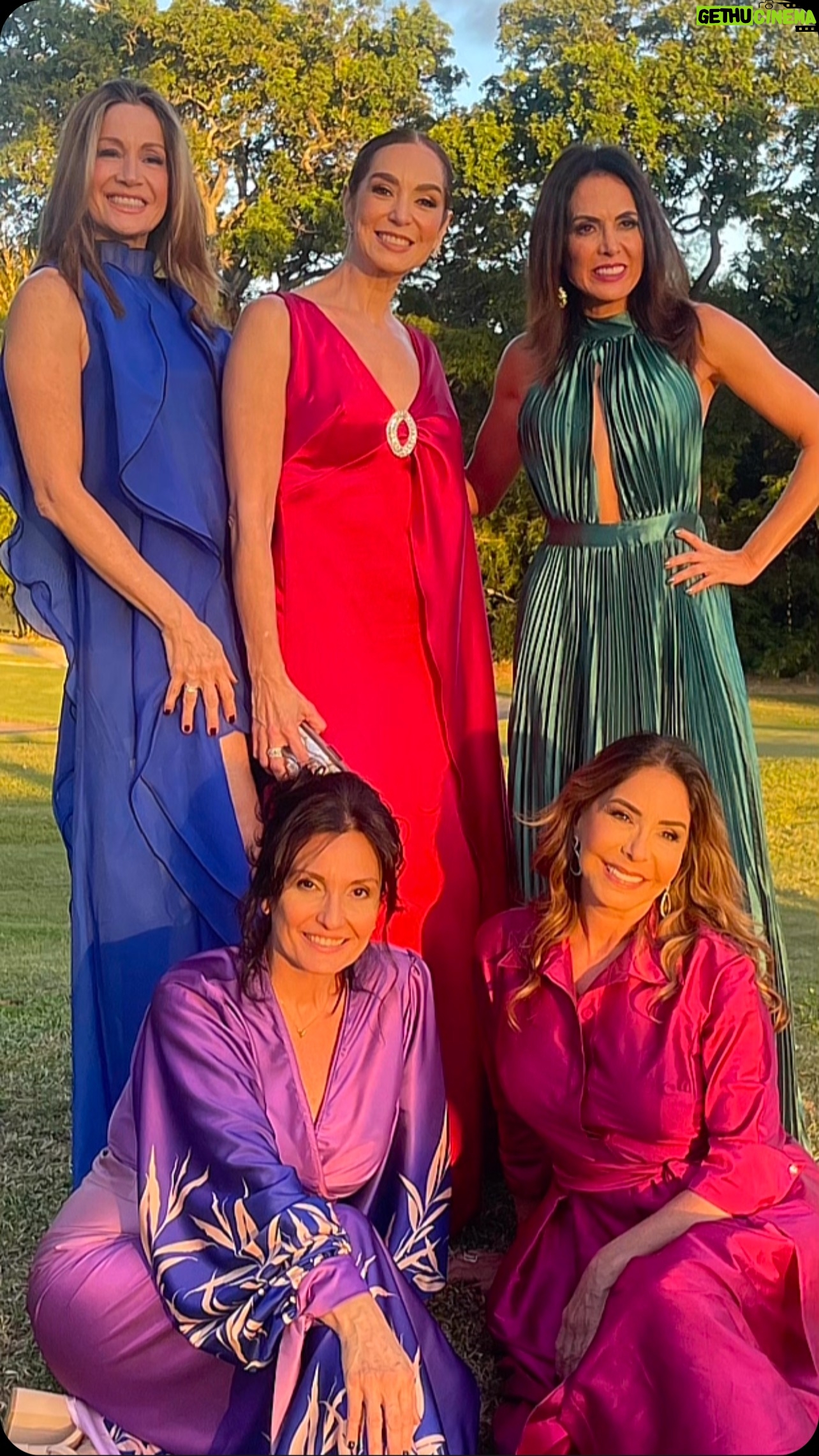 Nohely Arteaga - 6.7K Likes - Hoy 22 de diciembre cumpleaños
una persona muy especial para mi Viviana Gibelli @vivianagibelli mi amiga , compañera de largas conversas, mi socia , mi hermana de la vida ! TQM deseo que esta vuelta al sol te colme de Salud, Alegrías, Éxitos y Tiempo para seguir disfrutando y celebrando la vida , pásala súper 🎂🥰❤️