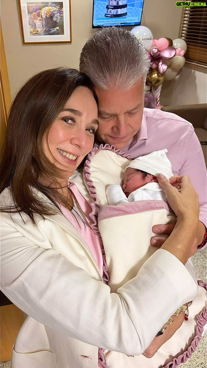 Nohely Arteaga - 81.6K Likes - Bienvenida Emilia mi princesa Adorada 💖
Dios te bendiga y seas un ser sano , fuerte y de grandes sentimientos 💖💚🙏
Mi corazón lleno de amor y gratitud 🙏
Indescriptible la emoción 💖
Que grandioso milagro la vida❤️
Gracias @hilitosbebe