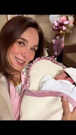 Nohely Arteaga Instagram - Te despido con amor y gratitud 2024 
Gracias por todo lo recibido , lo aprendido, por lo no tan bueno porque aprendí a valorar cada día, aprendí a que debo estar  más en el aquí y en el ahora, gracias por los cambios que me  ayudan a madurar y a valorar! 

A los que ya no están en este plano sé que 
encontraron La Paz y Serenidad 🙏

Cierro el 2024 con un nuevo rol el de abuela y eso llena
 de alegría , entusiasmo y felicidad mi ❤️

Gracias, Gracias, Gracias🤩

 Te doy la bienvenida 2025 con humildad para seguir aprendiendo y disfrutando este camino de aventuras que es la vida!
Para ustedes abrazos de luz y bendiciones 😊🥰