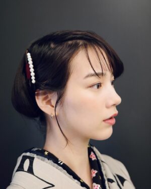 Non Instagram - 着物も髪のフォルムも最高。大正ロマンなムードです。

青いコートは高校生の時に買ったSLYの、よく着てた。かわい🫶🏼

Hair&Make up: Shie Kanno
Kitsuke&Styling: Mitsuko Takizawa

#NONKNOCK #書き初め　#👘