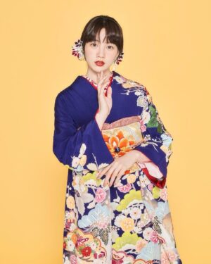 Non Instagram - あけましておめでとうございます🎊

お正月休み、みなさまどう過ごすのでしょう。
私はゆったりまったり過ごす予定です。
今年も振袖でお写真を撮りました。
新春、あたたかい気持ちが届きますように！

イラストは、リボンの鱗のへびを描きました🐍

今年もよろしくお願い申し上げます！

Photographer: Kentaro Minami
Hair&Make up: Shie Kanno
Kitsuke: Kayoko Sekiya
Illustration: NON
Art direction&Kimono:Mitsuko Takizawa

#2025 #newyear