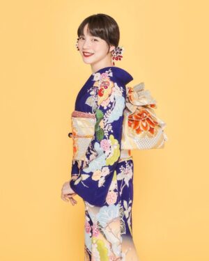 Non Instagram - あけましておめでとうございます🎊

お正月休み、みなさまどう過ごすのでしょう。
私はゆったりまったり過ごす予定です。
今年も振袖でお写真を撮りました。
新春、あたたかい気持ちが届きますように！

イラストは、リボンの鱗のへびを描きました🐍

今年もよろしくお願い申し上げます！

Photographer: Kentaro Minami
Hair&Make up: Shie Kanno
Kitsuke: Kayoko Sekiya
Illustration: NON
Art direction&Kimono:Mitsuko Takizawa

#2025 #newyear