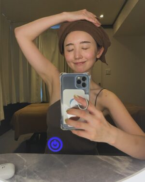 Nonoka Ono Instagram - 🩵
３年越しの産後ダイエットについて
大量にDMをいただいているので
詳しく書いていきますねー！🩵

最後にbeforの写真があるのですが
本当現実的すぎて残念な気持ちになると思うので
興味ない方はスルーしてね🥹🙏🙏
(ぽちゃかわデール体型でズボンはち切れそう🥹w)

そしてbeforの写真だけは
ネットニュースに載せないでください😭🙏笑

🐷🐷🐷

産後ってダイエットする気にも
ならないくらい毎日忙しいし
痩せにくいし、、と言い訳ばかり並べて
諦めていたのですが😇

モルディブ旅行2ヶ月前に
もう一度可愛い水着が着たい！
痩せよう！！！と決心して
結婚式前にお世話になった
@qob_official_insta に駆け込みました🥹🙏

1ヶ月３回ペースで
育児でごっつごっつになった
二の腕やら背中
だるんだるんのお腹
垂れ下がったお尻を
ぎゅいんぎゅいんに揉みほぐしてもらって

柔らかくなった身体で
最後の1ヶ月はYouTubeみて軽い運動。
(おすすめまとめて載せておきます！
エビカニダンスは娘と全力でやってた🤣)

食事は基本腹八分目を常に意識。
食べすぎた次の日は２食分はプロテイン。
くらいかな？

エステって意味あるの？と
よく質問いただくのですが
めちゃくちゃあります。

凝り固まった身体をほぐして
運動するのとしないと仕上がりと
仕上がるスピードがぜんぜん違うんです🥺

あと私はエステに通うことによって
それ(お金と時間)を無駄にしたくない精神で
いつもより食事を気をつけようと思えたり
いつもより運動したり歩こうと思えたり
ダイエットスイッチがバコンと入ります💪🔥

結果、2ヶ月弱で
５キロ痩せに成功しました〜👏
(168cm54kg→49kg)

最近娘の写真ばかり撮っていた夫も
私の写真率を上げてくれた気も、、？🤣🫶🫶

そんなかんじの
産後ダイエットでしたー！

質問などコメントしてくれたら
お返事します✌️🩵