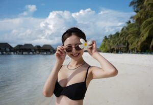 Nonoka Ono Instagram - 憧れだったモルディブ新婚旅行
コロナ禍での結婚、出産だったので
諦めていましたが
夢が叶いました🥹🩵

娘も連れて、、！！！🩵

もうね、当たり前だけど海が綺麗すぎた。
浅瀬からお魚がたくさんウェルカムしてくれて
少し沖にいくとサメやエイもいる！
(モルディブのサメは
攻撃しないかぎり人を襲わないんだって🦈🩵)

モルディブは
大人のリゾートってイメージだったけど
とっっってもキッズフレンドリー🥹🙏✨

これ以上子供に優しいリゾートは
あるのか？てほど。

今回泊まった @clubmedmaldives は
スタッフのみなさんが
ほんっっっとうに温かくて優しくて
帰るとき娘はバイバイしたくない、、🥲
と泣いちゃうほどでした。

そしてなんといっても
オールインクルーシブなので
基本的に食べ放題、飲み放題、遊び放題🍻❤️‍🔥

今の時代、悲しいほどの円安なので笑
海外旅行にいっても、いちいち出費を気にしがちだけど
その必要が全くないのも最高🥹✨✨✨

娘は泳ぐのが大好きだから
一生プールと海を行き来してたけど
キッズプログラムも充実していて
砂浜遊びやクッキー作りまでできるみたい🍪🧑‍🍳

４歳からは子供を預けることもできるから
パパママは新婚旅行気分でゆっくり過ごすことも🥰👍

水上コテージは８歳〜なので
ヴィラに泊まりましたが
目の前が海なので大満足でした🏖️🩵
(夫はトレーニングがてら起床後すぐに
海で泳いでいました🤣🤣)

あ〜本当に
一生の思い出ができました。

コロナ禍で新婚旅行を諦めた人も
たくさんいると思うけど
子連れでも心から楽しめるよって
みんなに知ってもらえたら嬉しいです✨

#モルディブ旅行 #子連れ新婚旅行 #子連れモルディブ #clubmedkani #clubmedmaldives #maldives #clubmed #pr