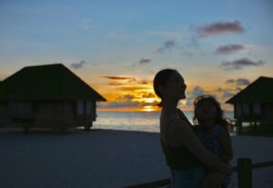 Nonoka Ono Instagram - 憧れだったモルディブ新婚旅行
コロナ禍での結婚、出産だったので
諦めていましたが
夢が叶いました🥹🩵

娘も連れて、、！！！🩵

もうね、当たり前だけど海が綺麗すぎた。
浅瀬からお魚がたくさんウェルカムしてくれて
少し沖にいくとサメやエイもいる！
(モルディブのサメは
攻撃しないかぎり人を襲わないんだって🦈🩵)

モルディブは
大人のリゾートってイメージだったけど
とっっってもキッズフレンドリー🥹🙏✨

これ以上子供に優しいリゾートは
あるのか？てほど。

今回泊まった @clubmedmaldives は
スタッフのみなさんが
ほんっっっとうに温かくて優しくて
帰るとき娘はバイバイしたくない、、🥲
と泣いちゃうほどでした。

そしてなんといっても
オールインクルーシブなので
基本的に食べ放題、飲み放題、遊び放題🍻❤️‍🔥

今の時代、悲しいほどの円安なので笑
海外旅行にいっても、いちいち出費を気にしがちだけど
その必要が全くないのも最高🥹✨✨✨

娘は泳ぐのが大好きだから
一生プールと海を行き来してたけど
キッズプログラムも充実していて
砂浜遊びやクッキー作りまでできるみたい🍪🧑‍🍳

４歳からは子供を預けることもできるから
パパママは新婚旅行気分でゆっくり過ごすことも🥰👍

水上コテージは８歳〜なので
ヴィラに泊まりましたが
目の前が海なので大満足でした🏖️🩵
(夫はトレーニングがてら起床後すぐに
海で泳いでいました🤣🤣)

あ〜本当に
一生の思い出ができました。

コロナ禍で新婚旅行を諦めた人も
たくさんいると思うけど
子連れでも心から楽しめるよって
みんなに知ってもらえたら嬉しいです✨

#モルディブ旅行 #子連れ新婚旅行 #子連れモルディブ #clubmedkani #clubmedmaldives #maldives #clubmed #pr