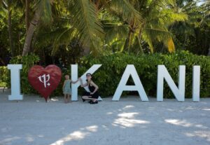 Nonoka Ono Instagram - 憧れだったモルディブ新婚旅行
コロナ禍での結婚、出産だったので
諦めていましたが
夢が叶いました🥹🩵

娘も連れて、、！！！🩵

もうね、当たり前だけど海が綺麗すぎた。
浅瀬からお魚がたくさんウェルカムしてくれて
少し沖にいくとサメやエイもいる！
(モルディブのサメは
攻撃しないかぎり人を襲わないんだって🦈🩵)

モルディブは
大人のリゾートってイメージだったけど
とっっってもキッズフレンドリー🥹🙏✨

これ以上子供に優しいリゾートは
あるのか？てほど。

今回泊まった @clubmedmaldives は
スタッフのみなさんが
ほんっっっとうに温かくて優しくて
帰るとき娘はバイバイしたくない、、🥲
と泣いちゃうほどでした。

そしてなんといっても
オールインクルーシブなので
基本的に食べ放題、飲み放題、遊び放題🍻❤️‍🔥

今の時代、悲しいほどの円安なので笑
海外旅行にいっても、いちいち出費を気にしがちだけど
その必要が全くないのも最高🥹✨✨✨

娘は泳ぐのが大好きだから
一生プールと海を行き来してたけど
キッズプログラムも充実していて
砂浜遊びやクッキー作りまでできるみたい🍪🧑‍🍳

４歳からは子供を預けることもできるから
パパママは新婚旅行気分でゆっくり過ごすことも🥰👍

水上コテージは８歳〜なので
ヴィラに泊まりましたが
目の前が海なので大満足でした🏖️🩵
(夫はトレーニングがてら起床後すぐに
海で泳いでいました🤣🤣)

あ〜本当に
一生の思い出ができました。

コロナ禍で新婚旅行を諦めた人も
たくさんいると思うけど
子連れでも心から楽しめるよって
みんなに知ってもらえたら嬉しいです✨

#モルディブ旅行 #子連れ新婚旅行 #子連れモルディブ #clubmedkani #clubmedmaldives #maldives #clubmed #pr