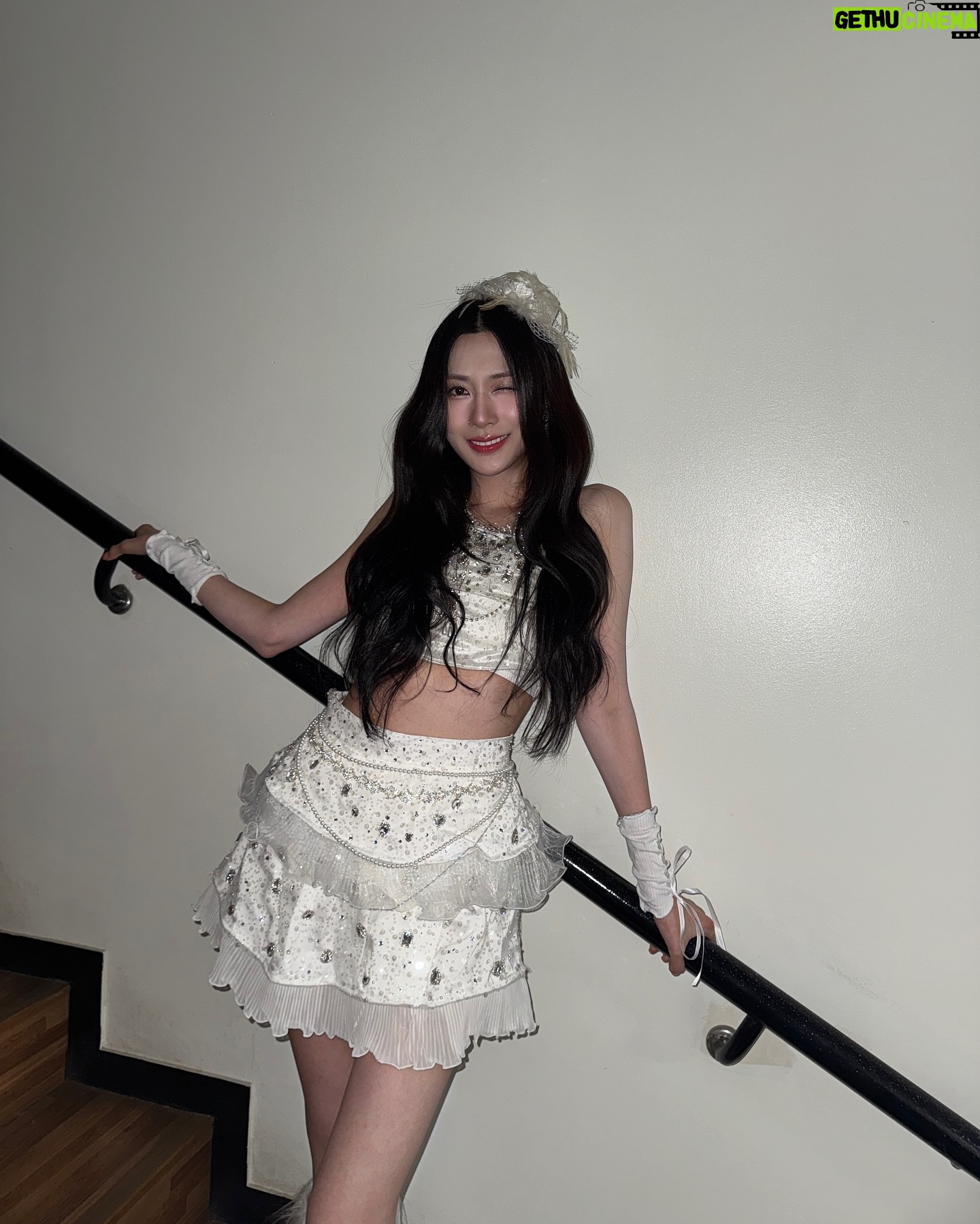 Oh Ha-young - 45.3K Likes - 한 해의 마무리와 새로운 한 해의 시작을 빛내주시고 꾸며주셔서 감사했습니다 뜻깊고 소중한 시간 만들어준 내 사람들🩷
“우리라는 이름에 기적을 담아 영원을 향해 함께 걷자“