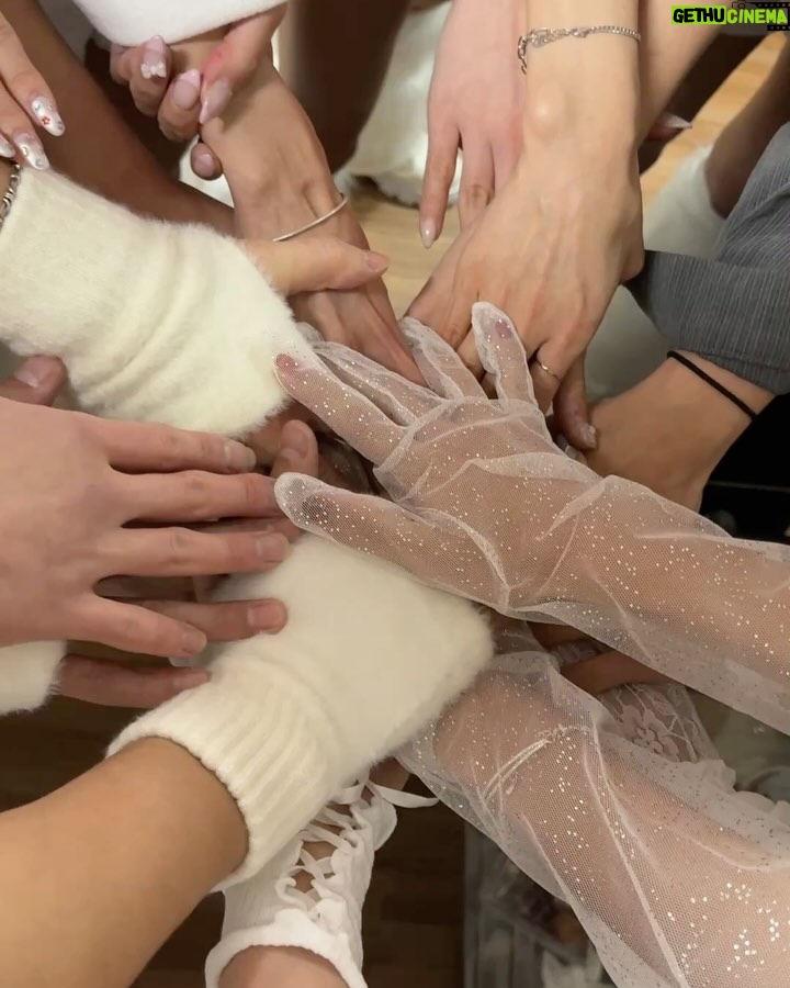 Oh Ha-young - 45.3K Likes - 한 해의 마무리와 새로운 한 해의 시작을 빛내주시고 꾸며주셔서 감사했습니다 뜻깊고 소중한 시간 만들어준 내 사람들🩷
“우리라는 이름에 기적을 담아 영원을 향해 함께 걷자“