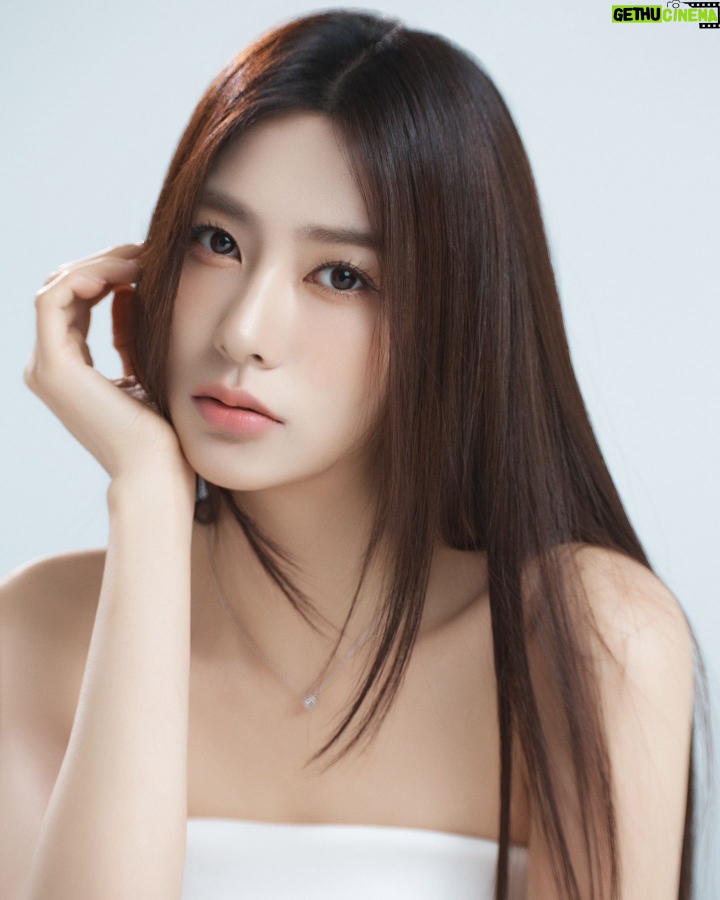 Oh Ha-young - 48.8K Likes - 🤍New Profile🖤
📸 @sangchuly
💇♀️ @soonsookyu
💄 @makeuphyohyo
👗 @styledbycherinara