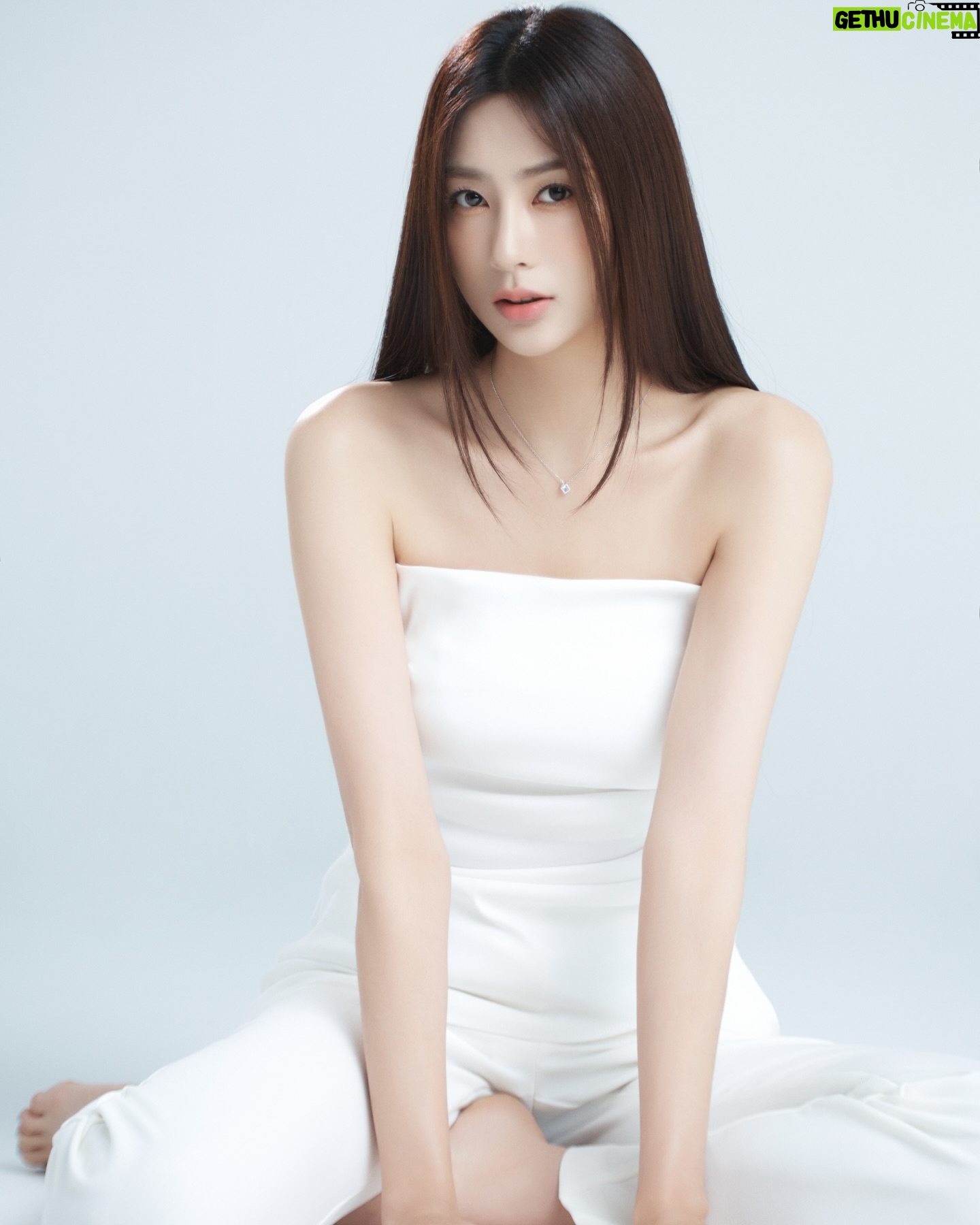 Oh Ha-young - 48.8K Likes - 🤍New Profile🖤
📸 @sangchuly
💇♀️ @soonsookyu
💄 @makeuphyohyo
👗 @styledbycherinara