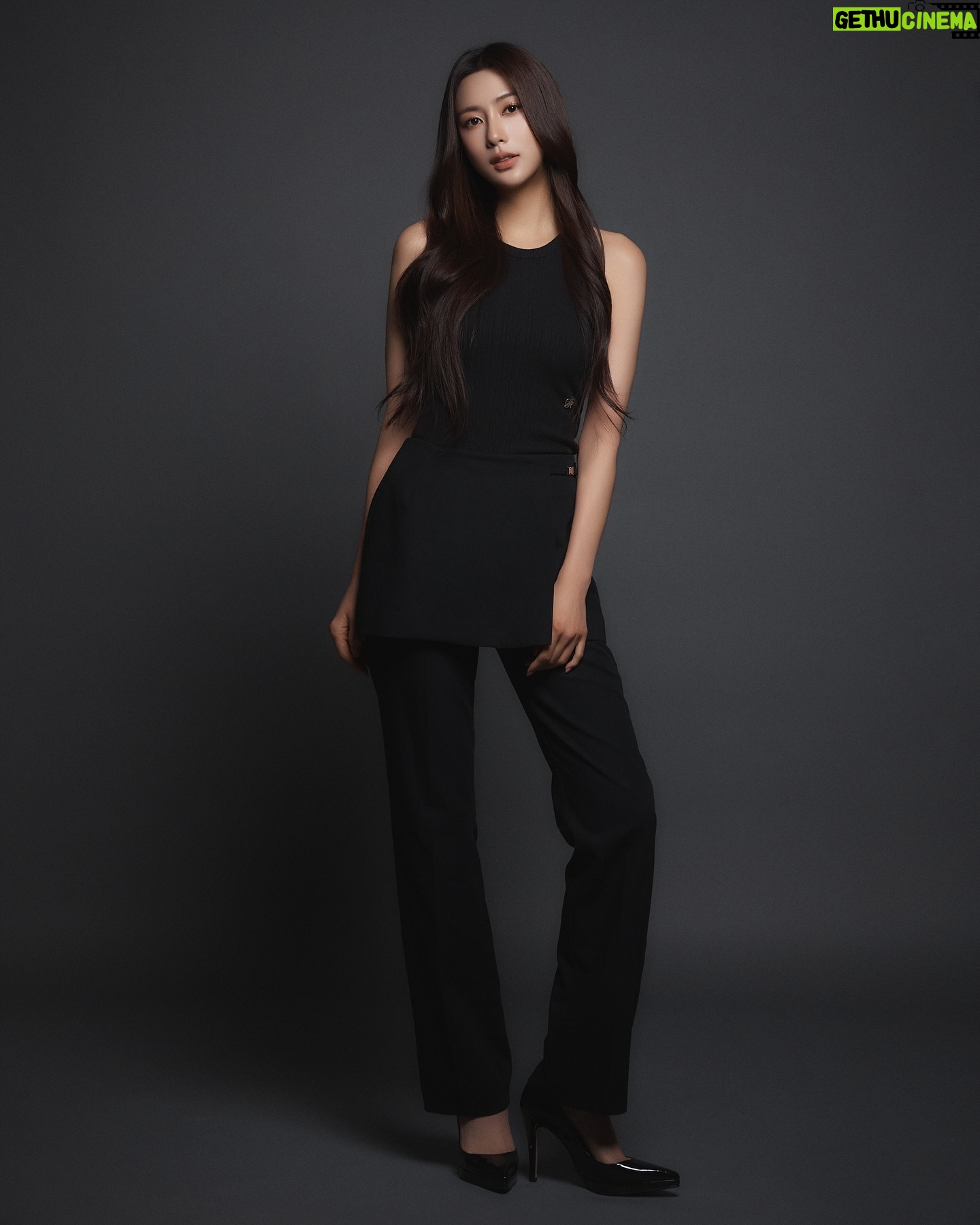 Oh Ha-young - 48.8K Likes - 🤍New Profile🖤
📸 @sangchuly
💇♀️ @soonsookyu
💄 @makeuphyohyo
👗 @styledbycherinara