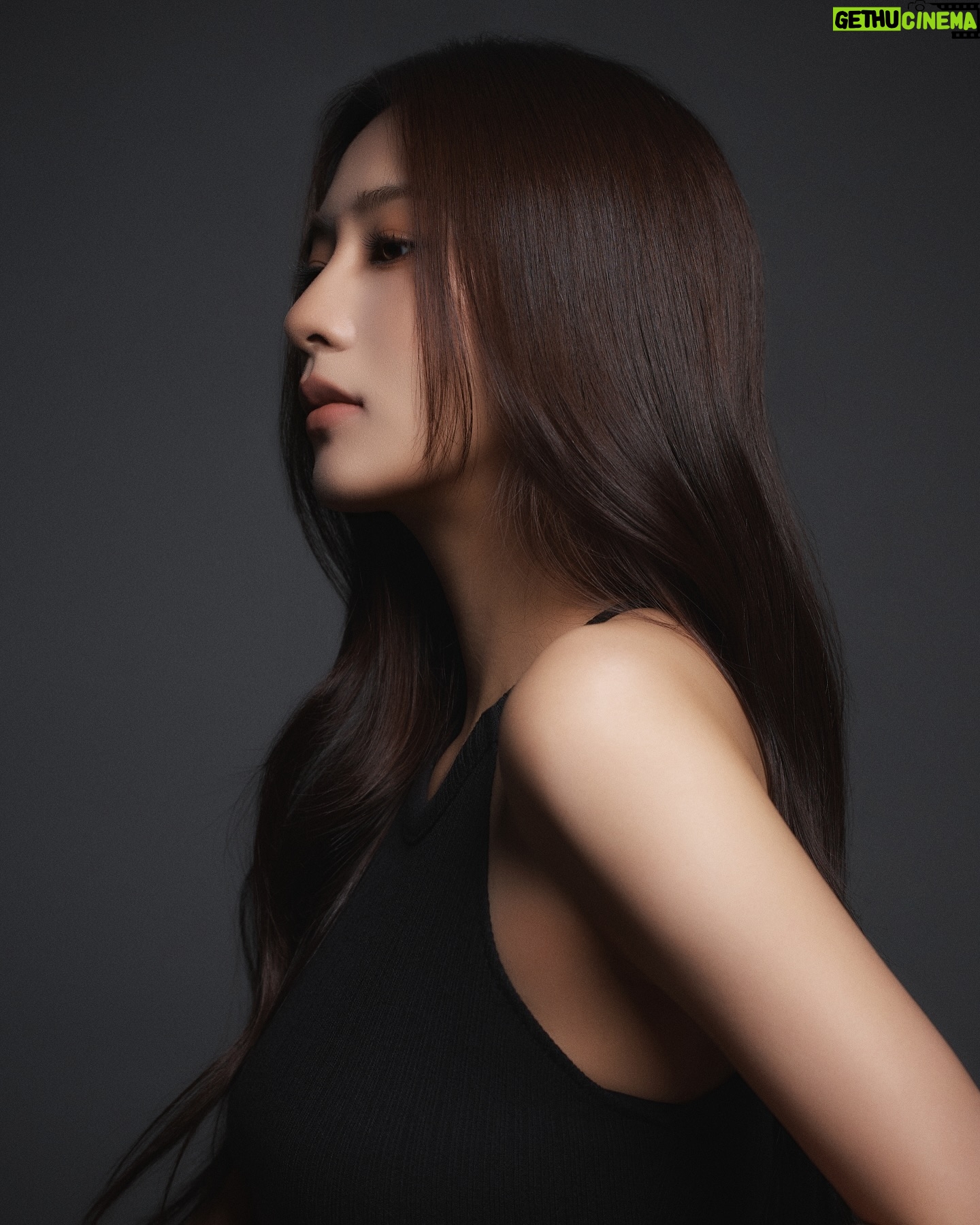 Oh Ha-young - 48.8K Likes - 🤍New Profile🖤
📸 @sangchuly
💇♀️ @soonsookyu
💄 @makeuphyohyo
👗 @styledbycherinara