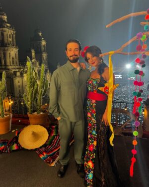 Oka Giner Instagram - Recuerdo que en Camargo Chihuahua en aquel entonces teníamos otro uso horario, así que el grito de independencia lo dábamos una hora antes y luego salías corriendo a casa a ver la transmisión del grito desde palacio nacional. 
Anoche fue muy surreal para mí pensar que ahora yo estaba del otro lado de esa pantalla.
No les voy a negar que si lloré poquito 🥹
Que la piel se me puso chinita al escuchar a más de 150 mil almas entonar nuestro himno nacional 🇲🇽
Y que mis ojos nunca habían visto un espectáculo tan impresionante como el de anoche con los fuegos artificiales.
¡QUE VIVA MÉXICO! Y que el orgullo de ser mexicanos nos dure todo el tiempo. 
 
Gracias @cocopalomamx por mi espectacular vestido 
@carlosechavarria_ 👗❤️
@cointa_21 💇🏻‍♀️
@hectoralcantar_makeup 💄

Foto 1: Toma esto Tiziano Ferro 
Foto 2: para que vean bien mi outfit 
Foto 3: cuidando a mi kasimerito 
4 y 5: No se que hago pero luzco genial haciéndolo