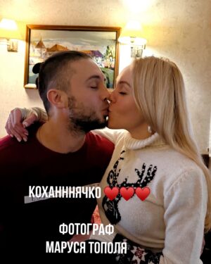 Olena Oleksandrivna Kucher-Topolya Instagram - Наша дівчинка дуже любить фотографувати, як вам?:)

#ОленаТополя #сімейниймомент #любов #щастя #родина #моясім’я #українськалірика #кохання #сильнасім’я #тепломоменти #моядонька #щиріемоції