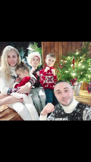 Olena Oleksandrivna Kucher-Topolya Instagram - З прийдешнім Новим роком кохана Україно! 
Звикли до всього… але не забуваємо, як посміхатися, цінувати і ловити момент:)
Коли ми разом, нам все під силу:)
Щаслива, що разом, що в коханні ♥️♥️♥️♥️♥️