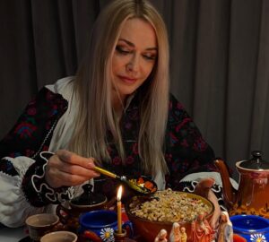 Olga Sumskaya Instagram - З Різдвом Христовим! 🙏🏻❤️Зі святим вечором,дорогі українці!🙏🏻Сьогодні зробила власноруч кутю ,поклала в мамину улюблену мисочку -макітру,яку купила колись в Запоріжжі…І знову поринула в спогади…Щасливі ті,хто можуть обійнять рідненьких…🥹Але тисячі наших співвітчизників мріють ,аби зібратися за святковим столом…І нехай кожен захисник і захисниця ,які боронять нашу рідну країну сьогодні,наступного року нарешті зустрінуться і обіймуть своїх близьких!🙏🏻🙏🏻🙏🏻🥺