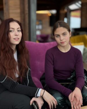 Olia Poliakova Instagram - Вони так виросли, мої прекрасні дівчатка! Завжди думаю чи була ( і є) я хорошою матірʼю, ніколи неможливо однозначно відповісти.. але як говорила моя свекруха - іншої в них не буде😂! Хай будуть щасливі всі дівчатка на землі!❤️