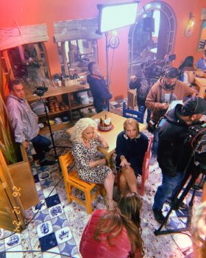 Olivia Collins Instagram - Una visita sorpresa al set de @amartelenovela y una buena milkshake de @rockingburgers para inaugurar las vacaciones después de tantos y tantos maratones de trabajo 🫠 Ya les iré compartiendo más 😉 Cómo la han estado pasando ustedes? 🎈🪅🎁🎄🧋🍔

#OliviaCollins #vacaciones #navidad #xmas