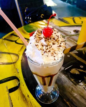 Olivia Collins Instagram - Una visita sorpresa al set de @amartelenovela y una buena milkshake de @rockingburgers para inaugurar las vacaciones después de tantos y tantos maratones de trabajo 🫠 Ya les iré compartiendo más 😉 Cómo la han estado pasando ustedes? 🎈🪅🎁🎄🧋🍔

#OliviaCollins #vacaciones #navidad #xmas