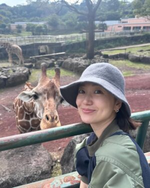 Oshima Yuko Instagram - 🎂❤️✨

キタキタキタキタ36さーーーーーい‼️
本日誕生日を迎えて36歳になりました🙌🏻
楽しみにしていた36歳です
以前からこの歳になると大きな変化がある、
なんてことを占いで言われてました😃
なんのこっちゃ分かりませんが
それでも漠然と楽しみにしていて
確かにいい年になりそうな予感がしてます🤔✨

歳を重ねることはたのしみでもあり寂しさもあり
身体の変化(老いを感じ始めているけれど)もあるけど
しっかりと今を感じながら、そしてちゃんと抗いもしながら笑
豊かな年にしたいと思います

支えてくれる人たちへの感謝の気持ちを忘れずに、
変わらずに愛をたくさん振りまいて行きたいです

今年は2クール連続でドラマも出演したということもあり
ちょいと休憩時間を設けております😌☕️
またそんな時間も有意義にしていこうと思います

これからも暖かく見守っていただけるとうれしいです💐

#最近
#動物園
#ハマってます