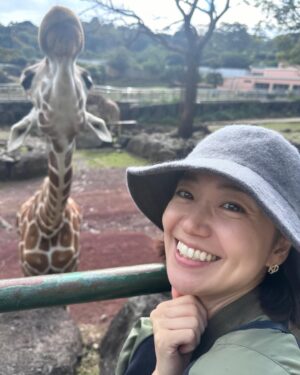 Oshima Yuko Instagram - 🎂❤️✨

キタキタキタキタ36さーーーーーい‼️
本日誕生日を迎えて36歳になりました🙌🏻
楽しみにしていた36歳です
以前からこの歳になると大きな変化がある、
なんてことを占いで言われてました😃
なんのこっちゃ分かりませんが
それでも漠然と楽しみにしていて
確かにいい年になりそうな予感がしてます🤔✨

歳を重ねることはたのしみでもあり寂しさもあり
身体の変化(老いを感じ始めているけれど)もあるけど
しっかりと今を感じながら、そしてちゃんと抗いもしながら笑
豊かな年にしたいと思います

支えてくれる人たちへの感謝の気持ちを忘れずに、
変わらずに愛をたくさん振りまいて行きたいです

今年は2クール連続でドラマも出演したということもあり
ちょいと休憩時間を設けております😌☕️
またそんな時間も有意義にしていこうと思います

これからも暖かく見守っていただけるとうれしいです💐

#最近
#動物園
#ハマってます
