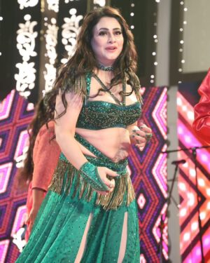 Pakhi Hegde Instagram - मेरा पानी उतरता देख मेरे किनारे पे घर मत बसा लेना,
मैं समंदर हूँ, लौटकर ज़रूर आऊँगी !
 

ध्येय : स्वामी विवेकानन्द

**प्रिय फैंस और शुभचिंतक,**

नव वर्ष की ढेर सारी शुभकामनाएं! आपके प्रेम और समर्थन के लिए मैं दिल से आभारी हूं। आपके बिना यह सफर इतना अद्भुत नहीं होता। नया साल नई उम्मीदें और नए सपने लेकर आता है, और मैं आप सभी के जीवन में खुशियों की भरमार होने की कामना करती हूं। 

इस वर्ष, हम सभी नए उत्साह और ऊर्जा के साथ अपने लक्ष्यों की ओर बढ़ें। अपनी मेहनत और विश्वास को हमेशा बनाए रखें और यह याद रखें कि कठिनाइयाँ ही हमें मजबूत बनाती हैं। 

आप सबके साथ बिताए हर पल को मैं संजोती हूँ और उम्मीद करती हूँ कि आने वाला वर्ष हम सभी के लिए और भी अच्छा साबित हो। इस नए साल में चलिए प्यार, शांति और सफलता की ओर कदम बढ़ाएं।

आपकी हमेशा की तरह,
**पाखी हेगड़े** 

Designer outfit:
@bhakti_designer
Shot by : 
@bhojpuri.xp
Mua : @makeupartistbittu5555