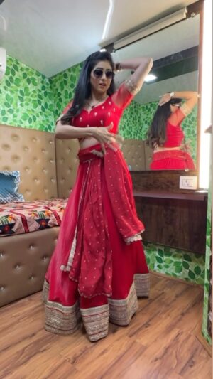 Pallavi Gowda Instagram - How could I skip this one 😉 
Styling : @dharanimittapally 🥹
Outfit : @varahi_aura ❤️
Jewellery : @samyu__collections ☺️
V C : @richard_jose_official 🥰